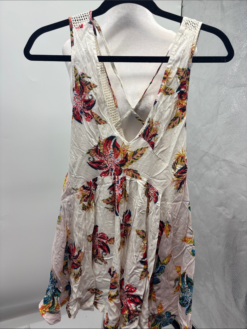 White Floral V-Neck Sleeveless Blouse